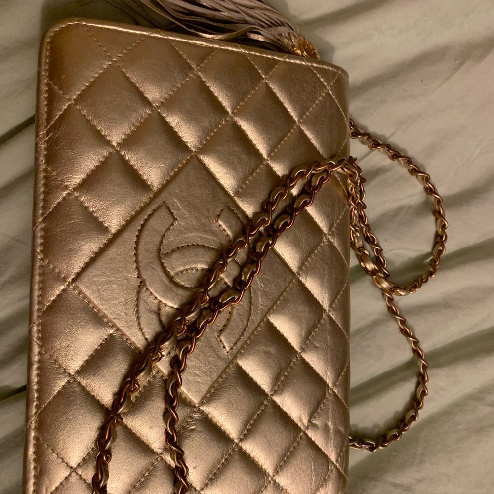 Absolutely stunning gold rare collection purse . Looks like new, vintage !Must !